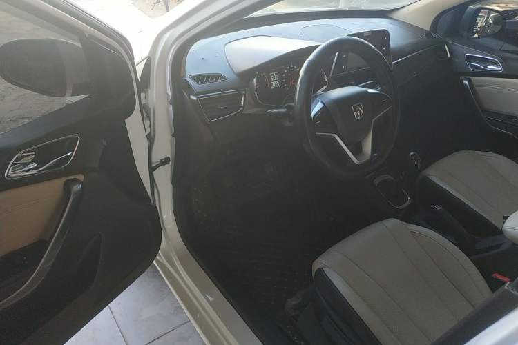 Used Baojun 310W 2017 1.5L Manual Fashion Model China V
