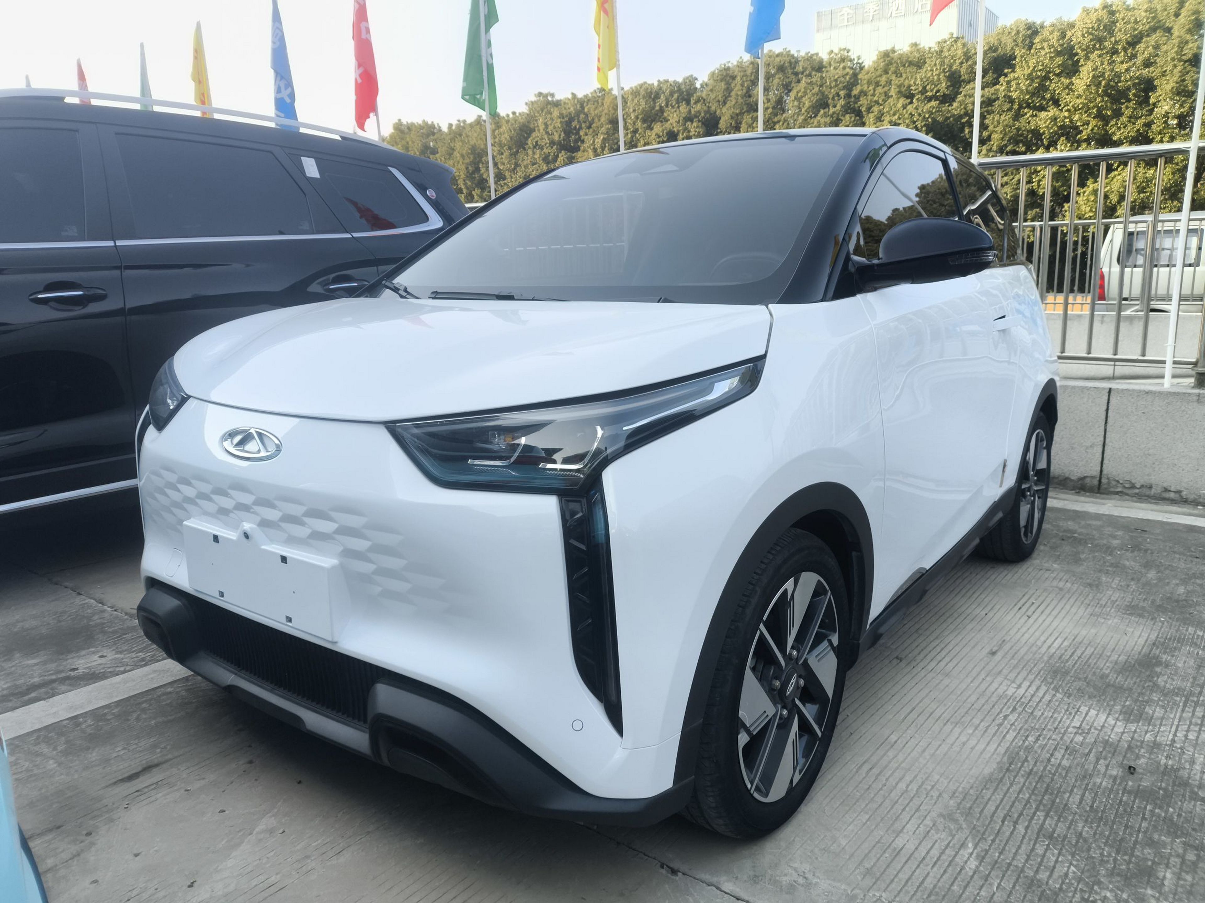 Под передней частью автомобиля