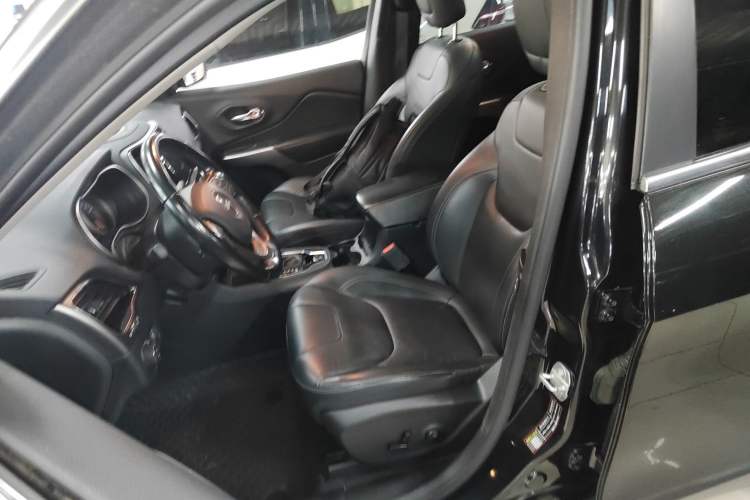 Used  Cherokee 2020 2.0T Two-Wheel Drive Leading Edition
