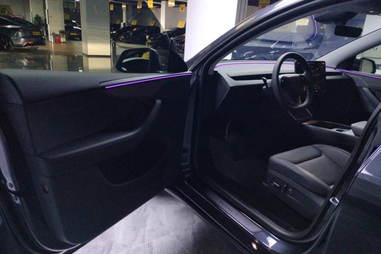 Used Tesla Model Y 2025 Long-Range All-Wheel-Drive Version
