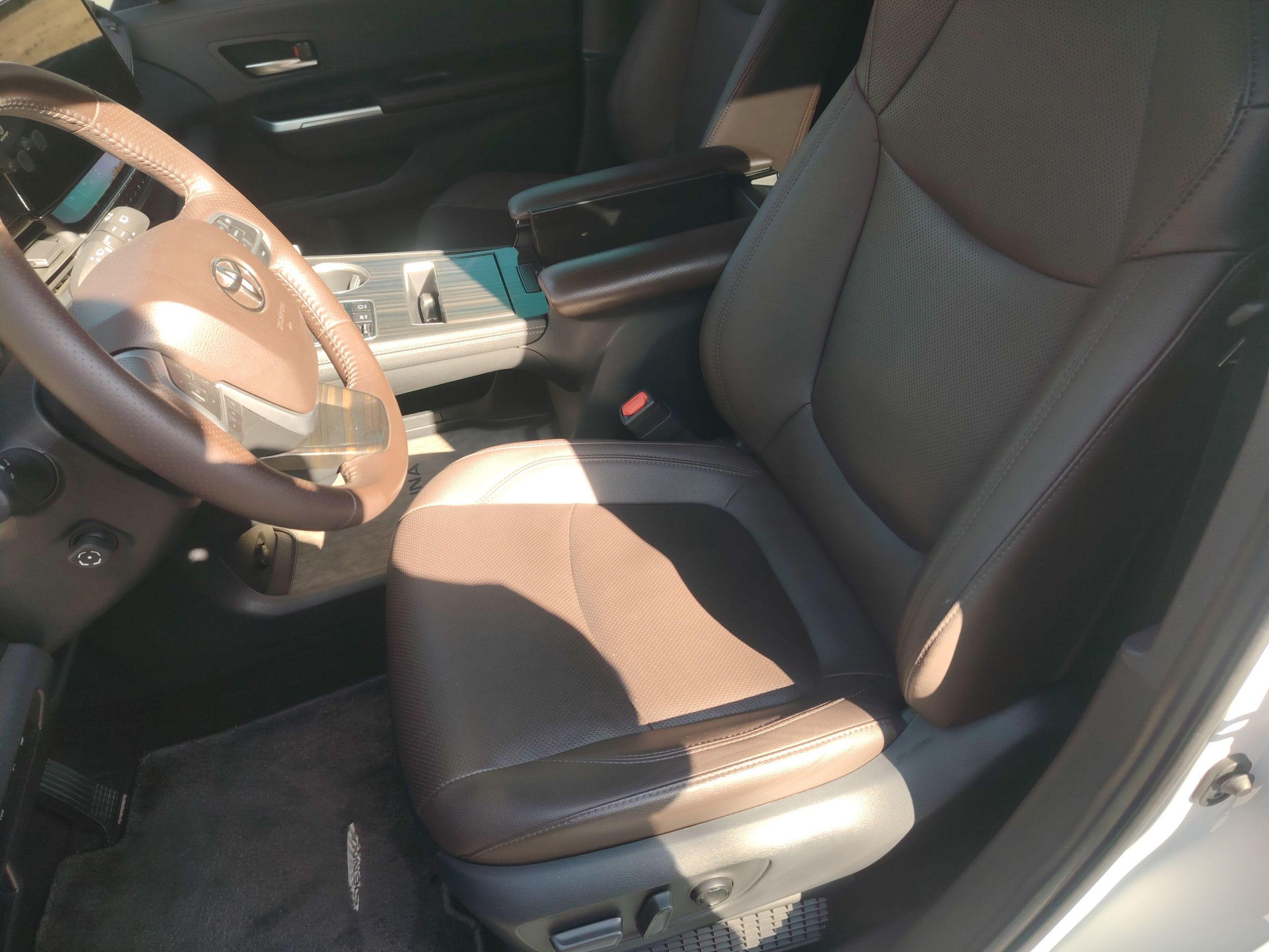 المقاعد الأمامية داخل السيارة