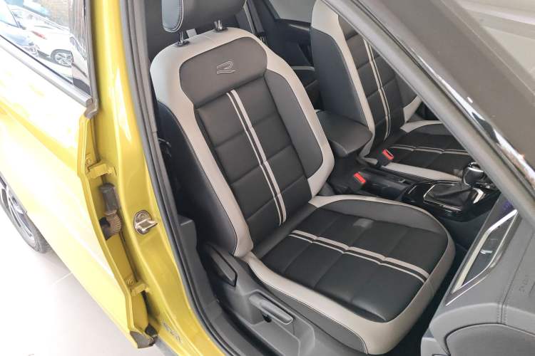 Used Volkswagen T-ROC 2023 300TSI DSG Two-Wheel Drive Starlight Edition
