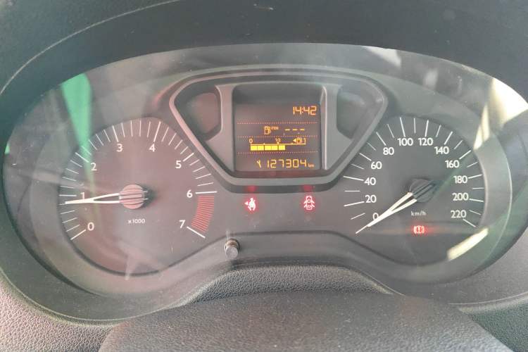 Used Citroen Elysee 2015 Zhishang Edition 1.6L Manual Fashion Model