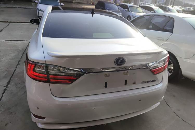 Used Lexus ES 2015 300h Comfort Edition
