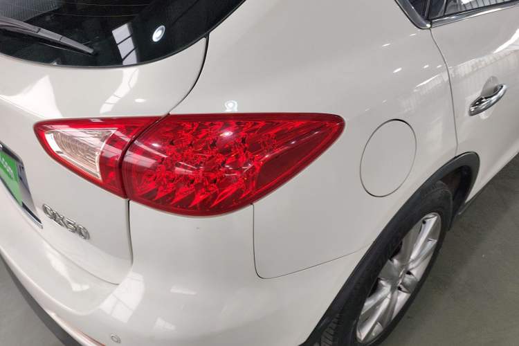 Used Infiniti QX50 2013 2.5L Two-Wheel-Drive Elegant Edition
