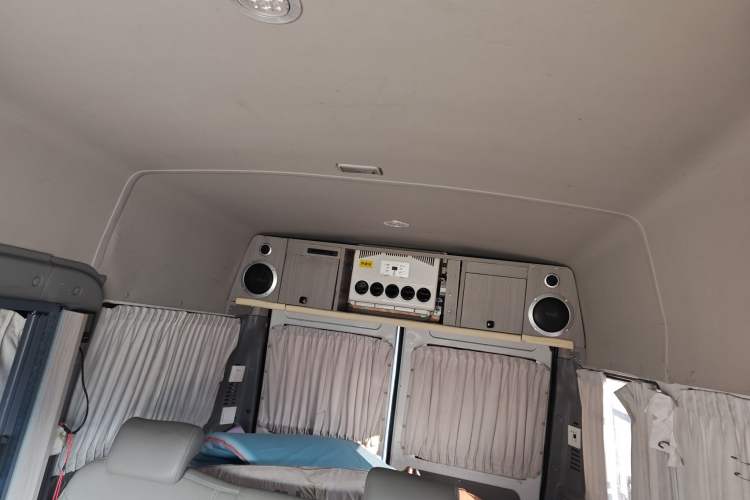 Used Iveco Daily 2020 2.5T A35 Passenger Van Single-Tire Mid-Roof Design 5-9 Seats with Sliding Side Door Meeting China V Emission Standards
