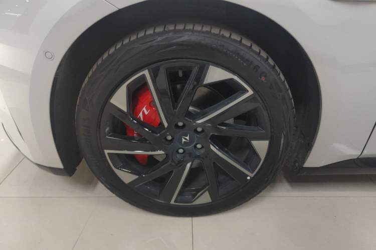 Used  eπ007 2024 540 All-Wheel Drive Pro Edition
