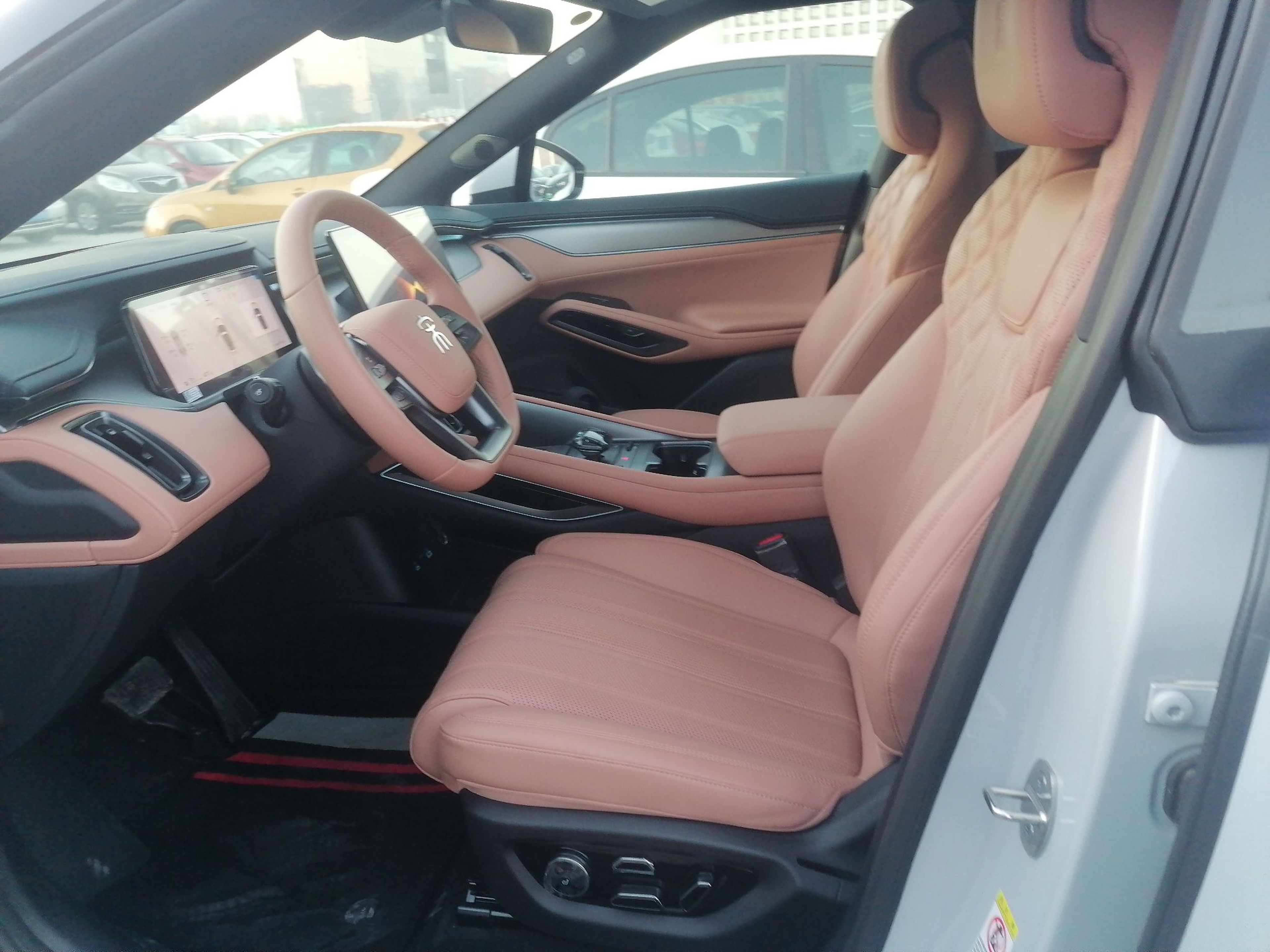 المقاعد الأمامية داخل السيارة