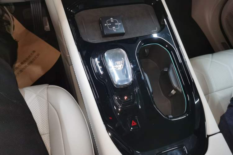 Used Volvo EM90 2025 Ultra Six-Seater
