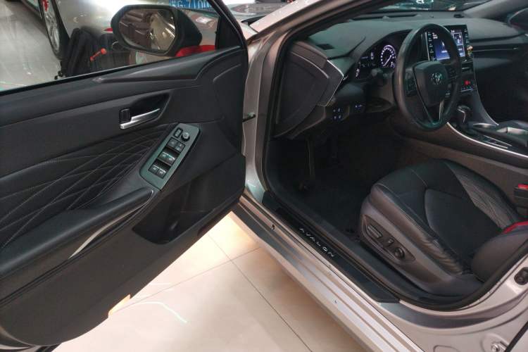 Used Toyota Avalon 2019 Dual-Engine 2.5L XLE Prestige Version China VI Standard
