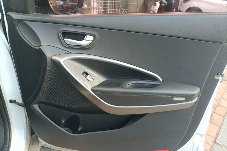 Used Hyundai Santa Fe 2013 2.4L Automatic Two-Wheel Drive Smart Version