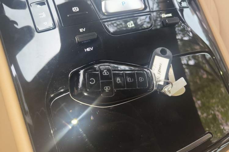 Used Denza D9 2025 DM-i Intelligent Drive 1020 Four-Wheel Drive Flagship Model