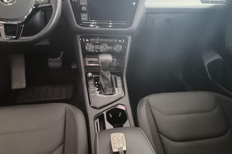 Used Volkswagen Tiguan L 2019 330TSI Automatic Two-Wheel Drive Smart Luxury Version China V Emission Standard
