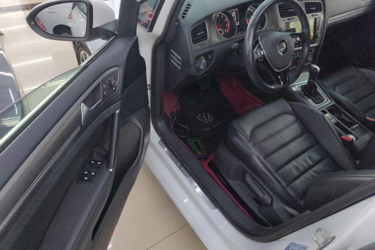 Used Volkswagen Golf 2016 230TSI Automatic Luxury Version
