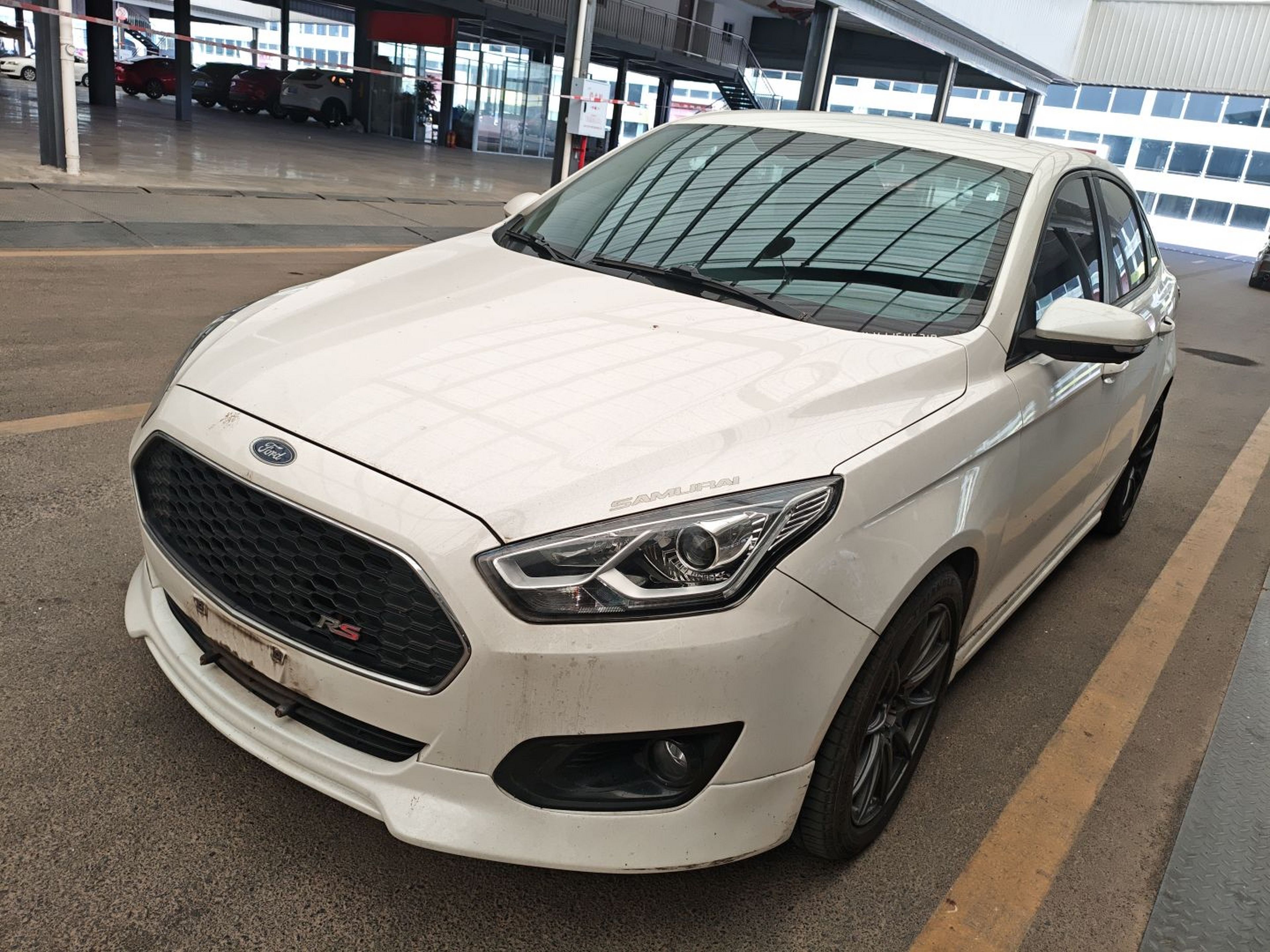 Под передней частью автомобиля