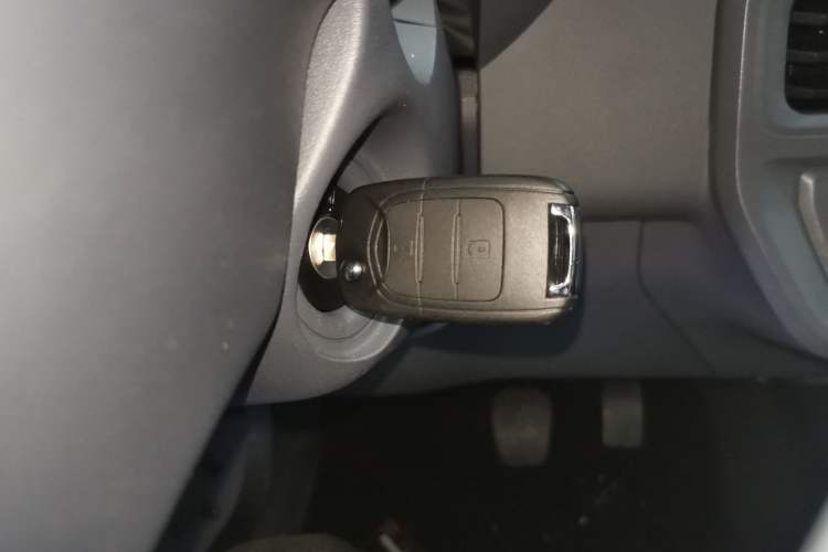 Used Wuling Yangguang 2025 Model 310KM Bus Edition—Customized by CATL
