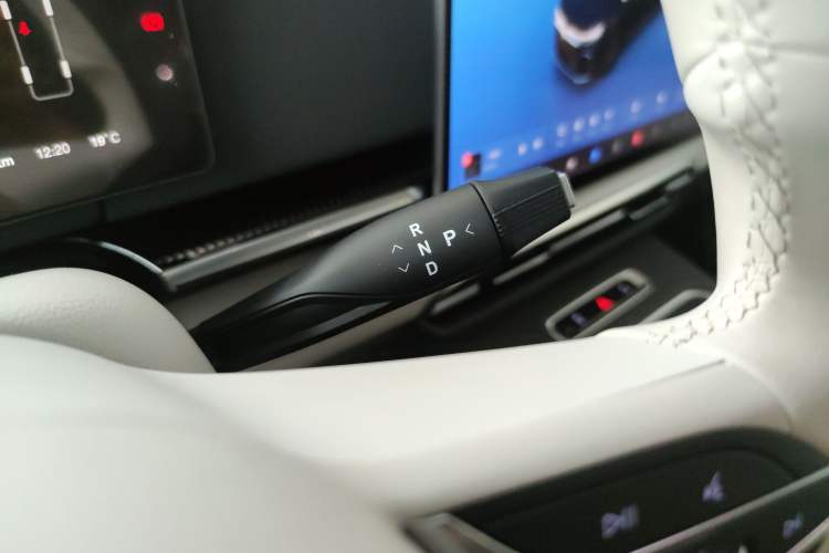 Used VOYAH Dream 2025 PHEV Four-Wheel-Drive Flagship Kunpeng Edition
