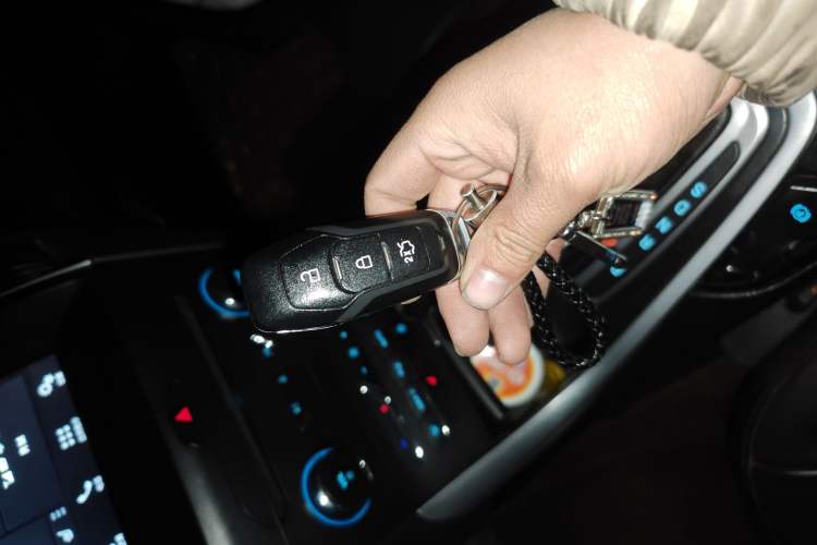 Used Ford Edge 2016 EcoBoost 245 Two-Wheel-Drive Titanium 7-Seater
