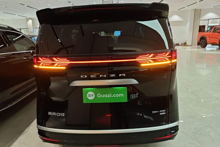 Used Denza D9 2025 DM-i Intelligent Drive 1020 Four-Wheel Drive Flagship Model
