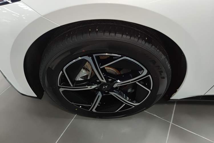 Used  eπ007 2024 Range-Extended 200 Air Edition