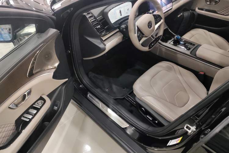 Used BYD Han 2024 EV Glory Edition 610 km All-Wheel Drive "Tian Shen Zhi Jia" Intelligent Driving Model
