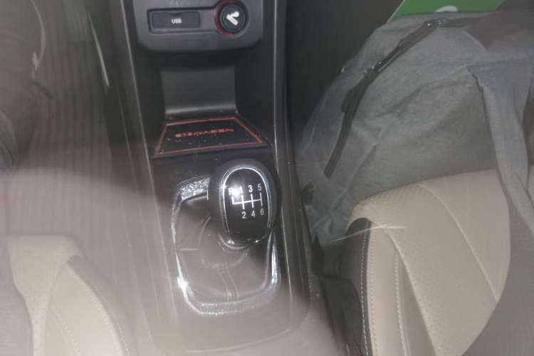 Used Baojun 310W 2017 1.5L Manual Fashion Model China V
