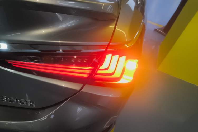 Used Lexus ES 2022 300h Deluxe Edition
