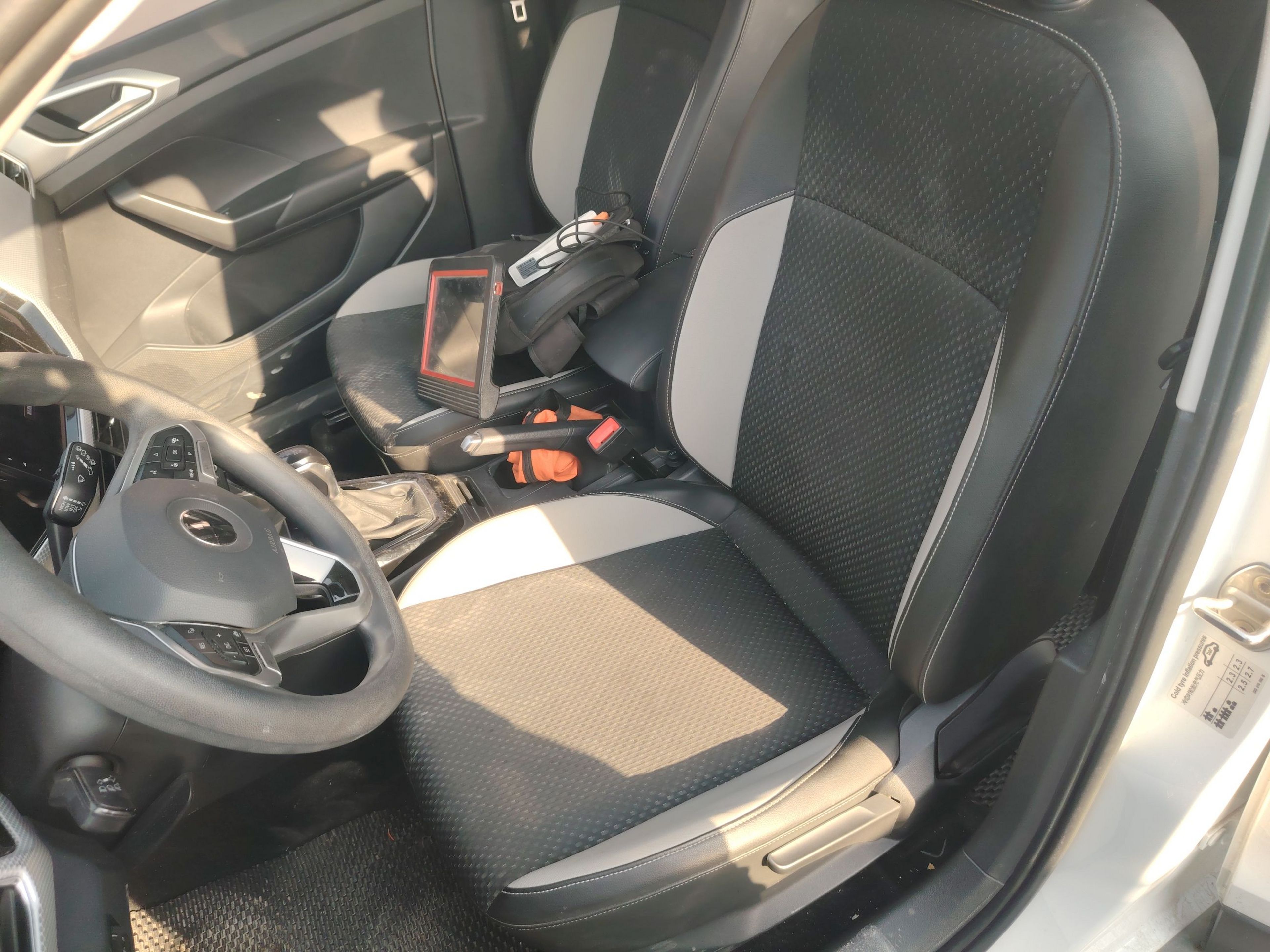 المقاعد الأمامية داخل السيارة