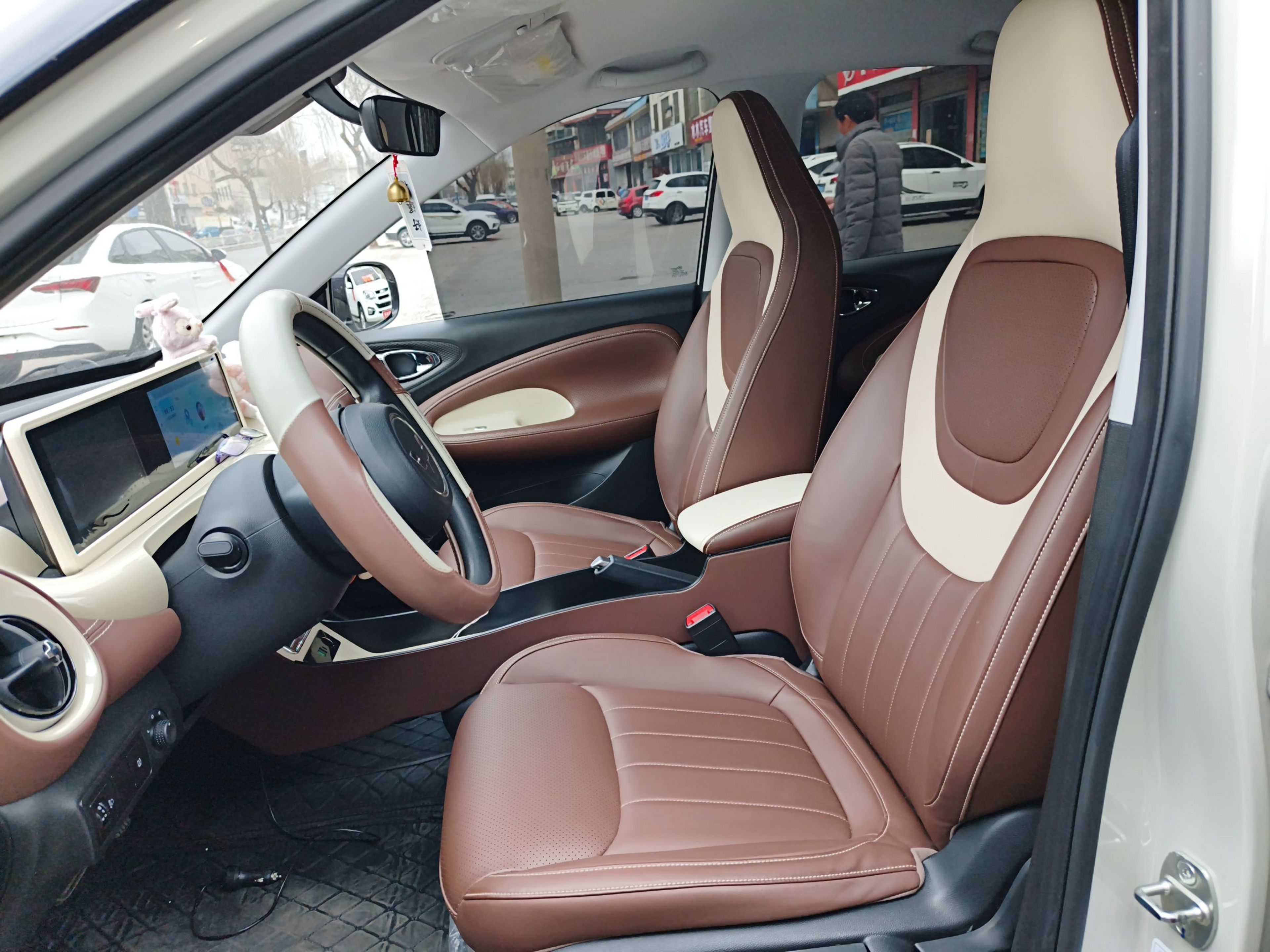 المقاعد الأمامية داخل السيارة