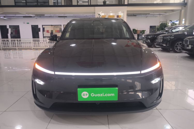 Used Tesla Model Y L 2025 Long-Range All-Wheel-Drive Version
