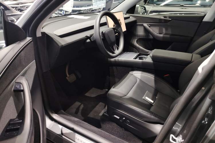 Used Tesla Model Y 2025 Rear-Wheel-Drive Version