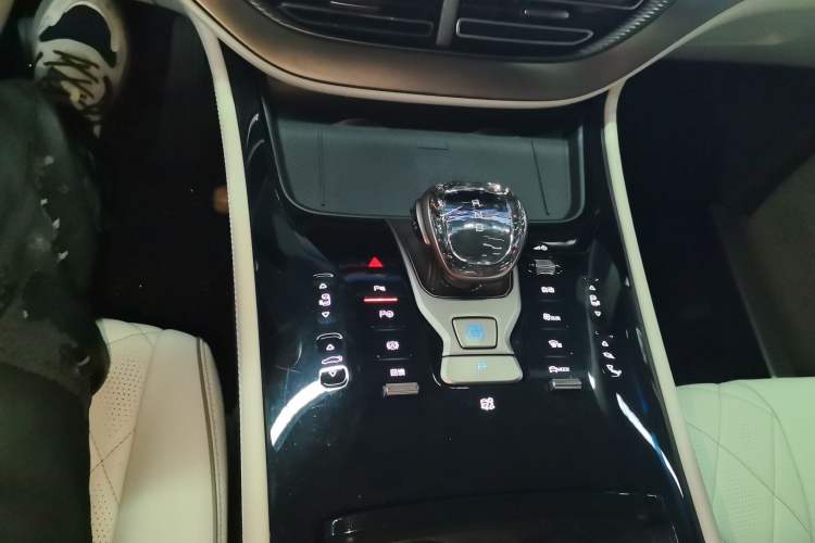 Used Denza D9 2022 EV 600 Four-Wheel Drive Flagship Model
