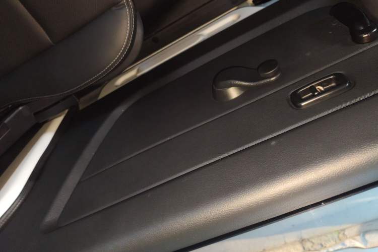 Used Jinbei Gold Hiace M Classic 2024 1.5L Travel Lion Passenger Van 7 Seats
