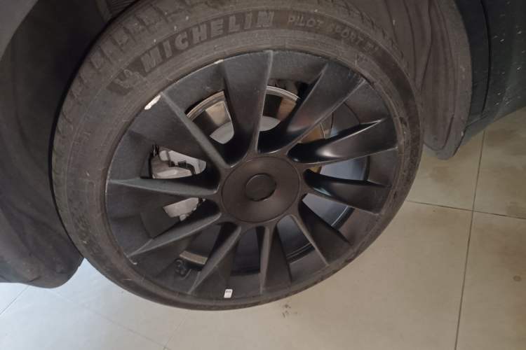 Used Tesla Model Y 2023 Long-Range All-Wheel-Drive Version