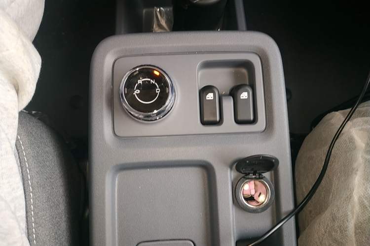 Used Wuling Yangguang 2024 300KM Comfort Version Passenger Van 75kW
