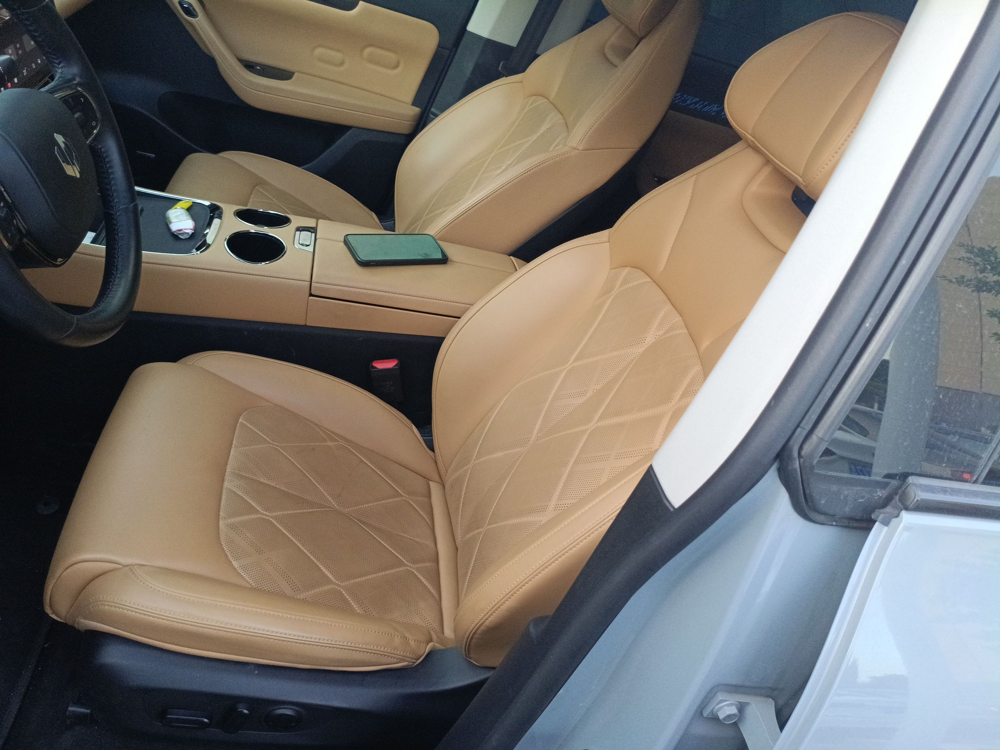 المقاعد الأمامية داخل السيارة