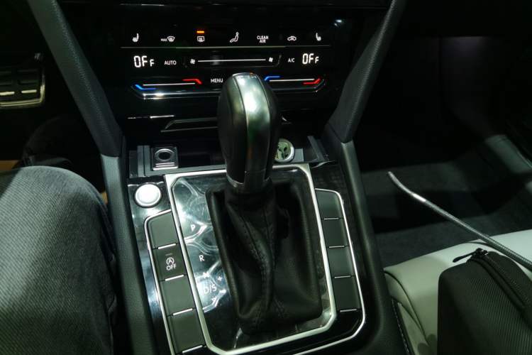 Used Volkswagen Magotan 2023 2 Million Units Limited Edition 330TSI DSG Leading Version
