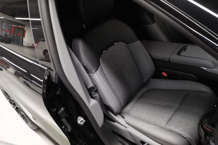 Used Zeekr 7X 2025 100 kWh Long-Range Rear-Wheel Drive with Intelligent Driving Features