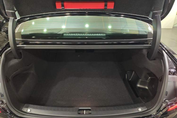 Used Volvo S90 New Energy 2025 Plug-in Hybrid Four-Wheel Drive Long-Range Zhiyi Luxury Edition
