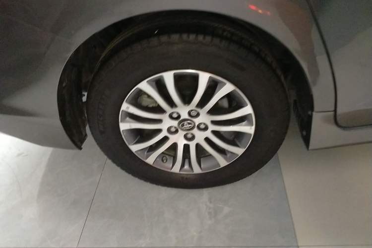 Used Toyota Sienna 2019 3.5L Two-Wheel Drive LE Trim 7 Seats U.S. Specification