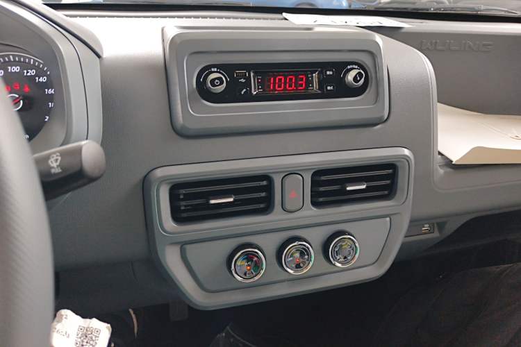 Used Wuling Yangguang 2024 300KM Comfort Version Passenger Van 75kW
