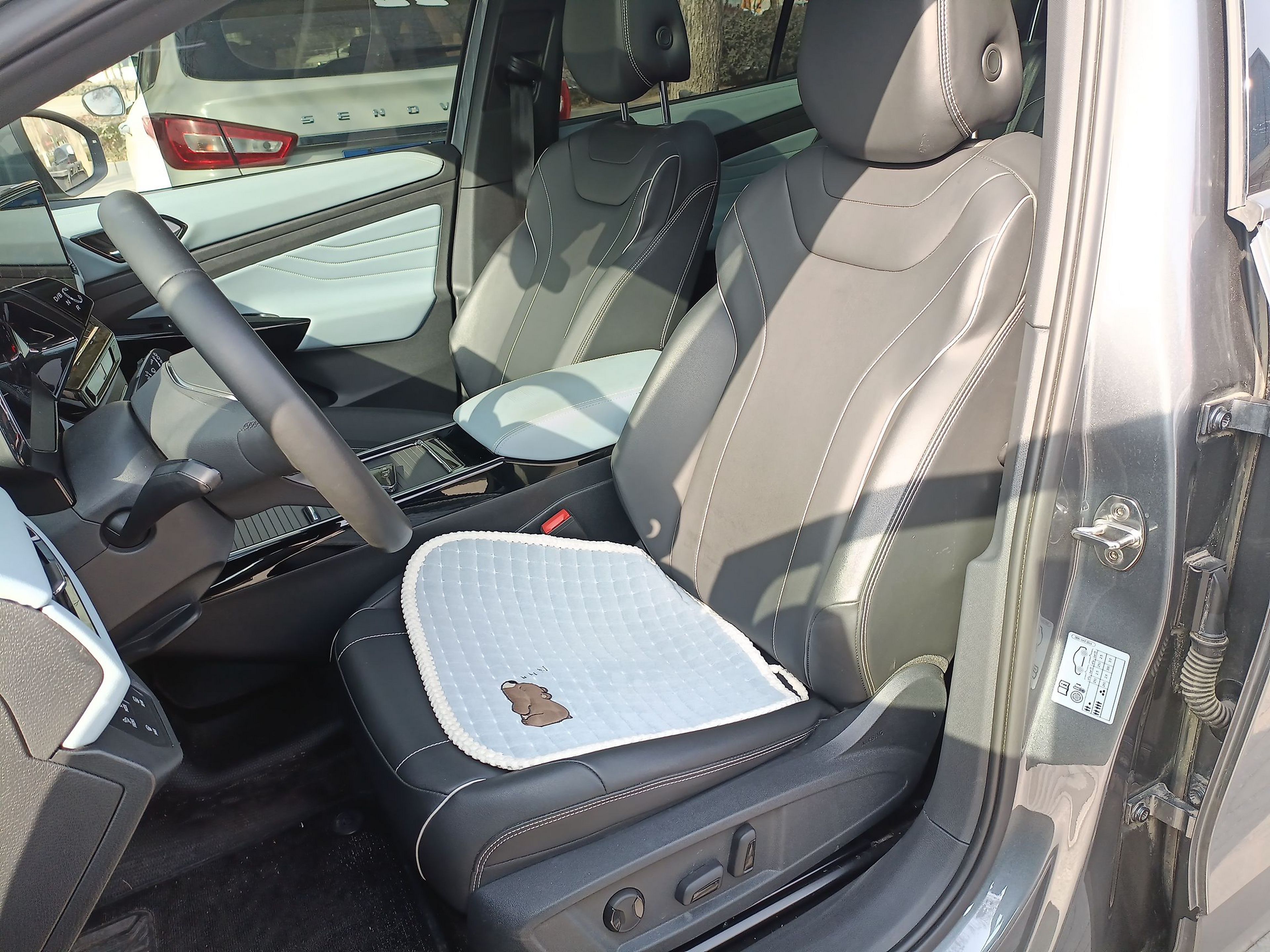 المقاعد الأمامية داخل السيارة