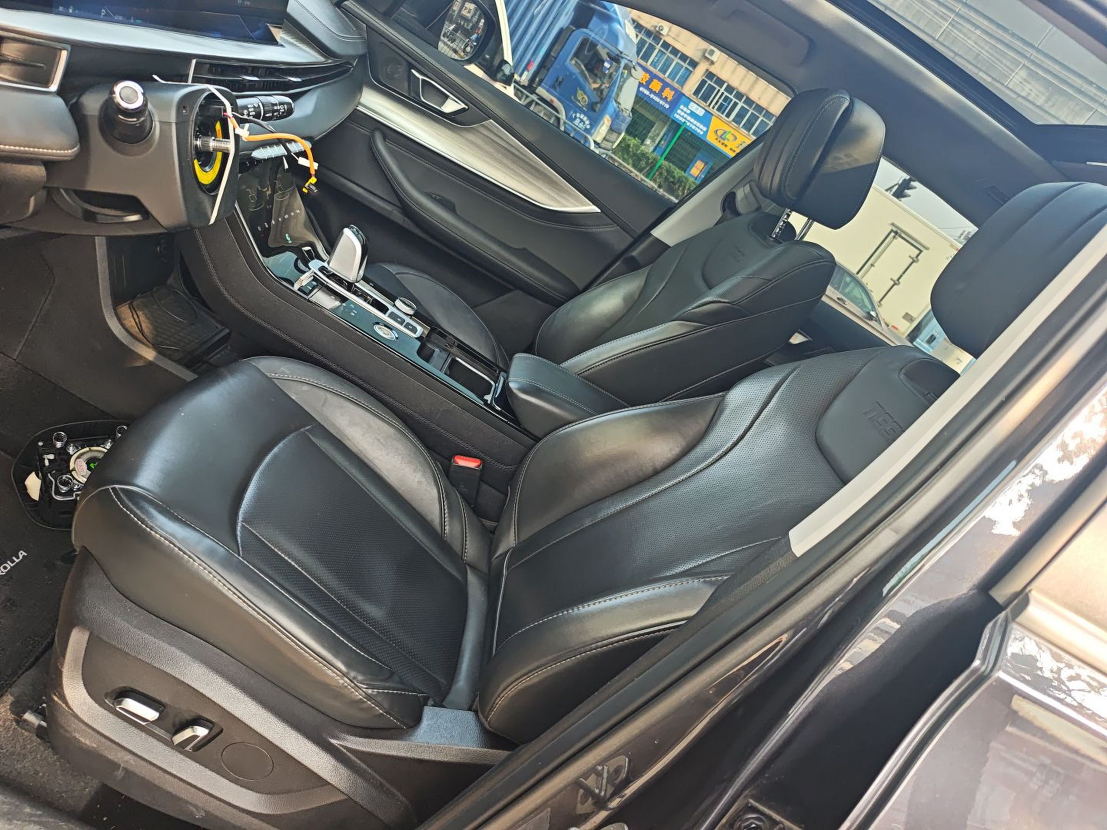 المقاعد الأمامية داخل السيارة