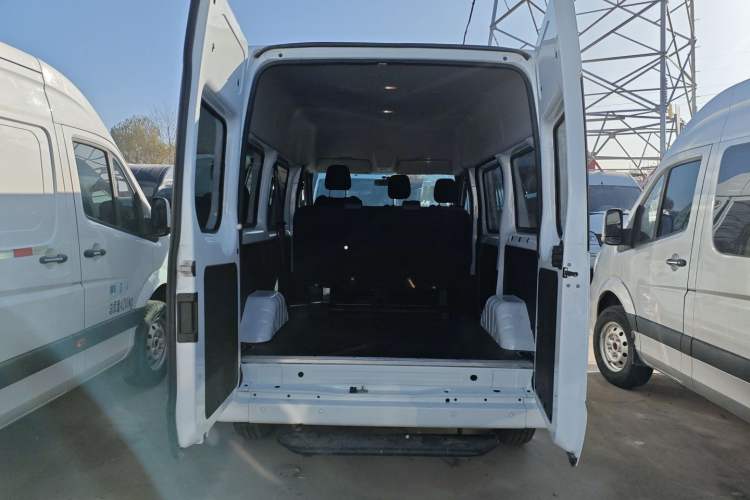 Used JMC Fushun 2023 2.0T Automatic Short-Wheelbase Mid-Top Commercial Multi-Purpose 6-Seater Passenger Vehicle
