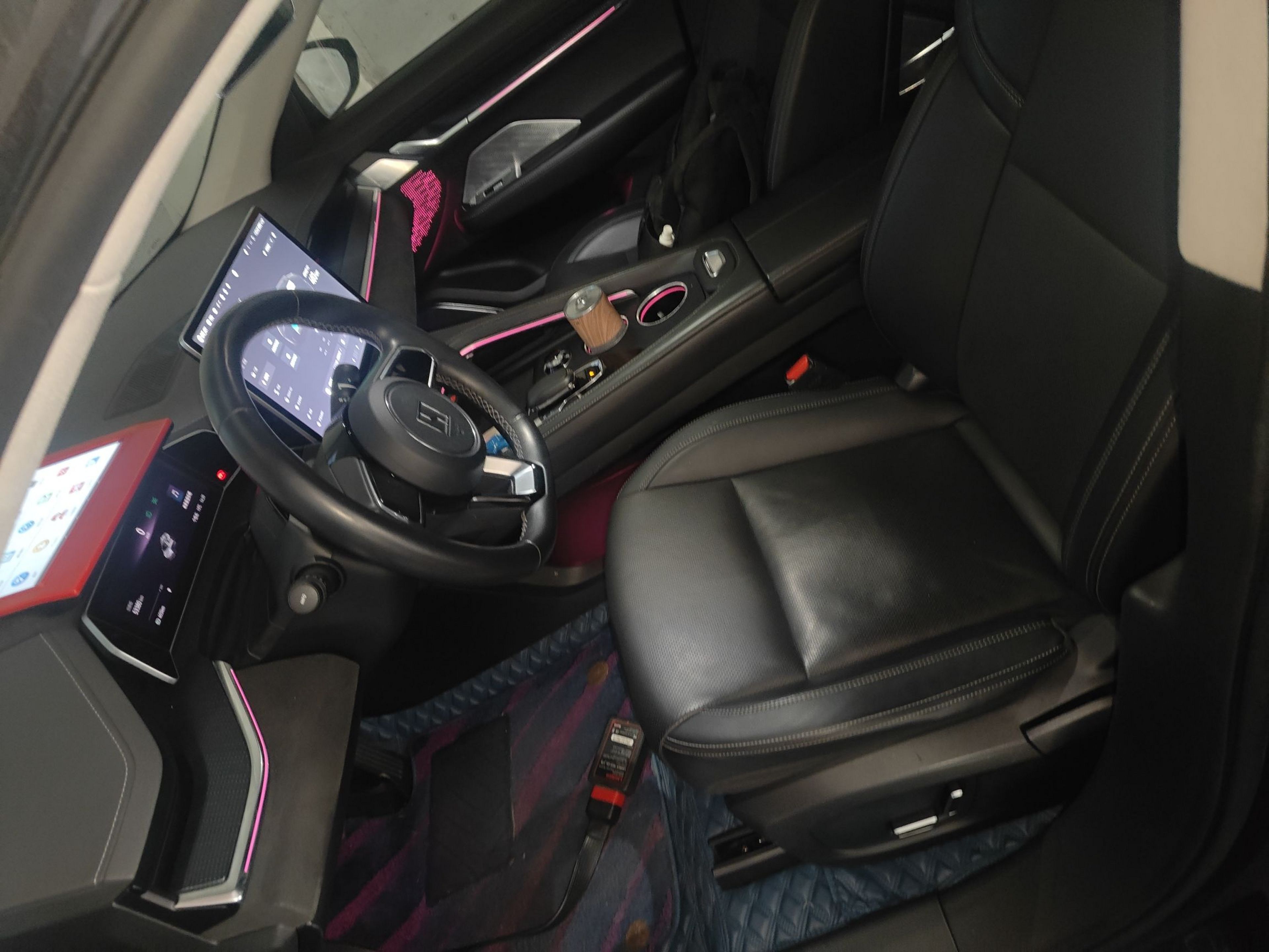 المقاعد الأمامية داخل السيارة