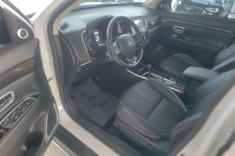 Used Mitsubishi Outlander 2020 2.4L 4x4 Zhi Xiang Edition 5 Seats
