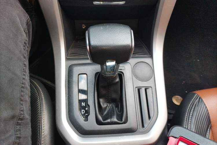 Used SAIC MAXUS T70 2021 2.0T Diesel Automatic Two-Wheel Drive Elite Version with Long Bed and High Ground Clearance
