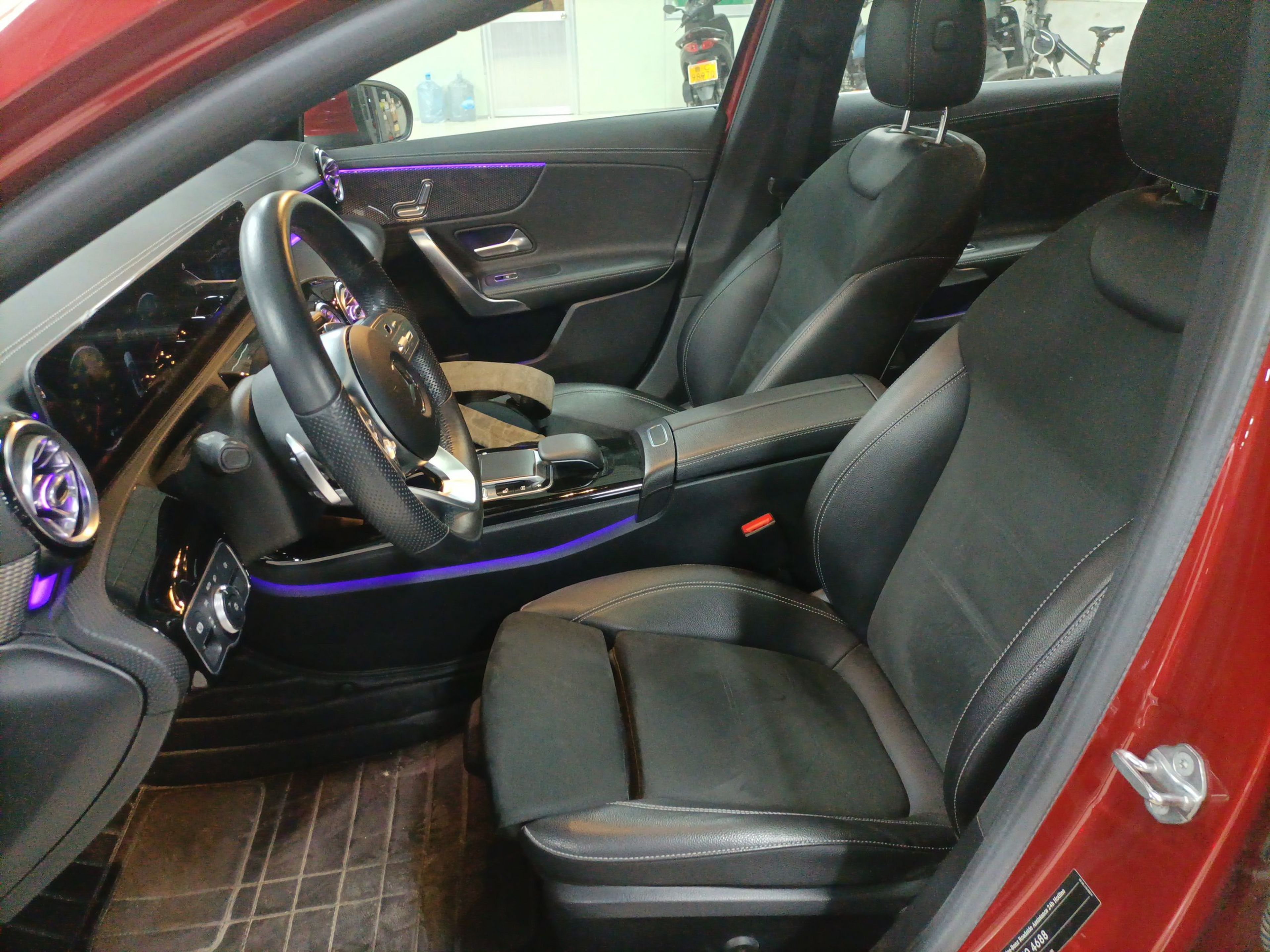 المقاعد الأمامية داخل السيارة