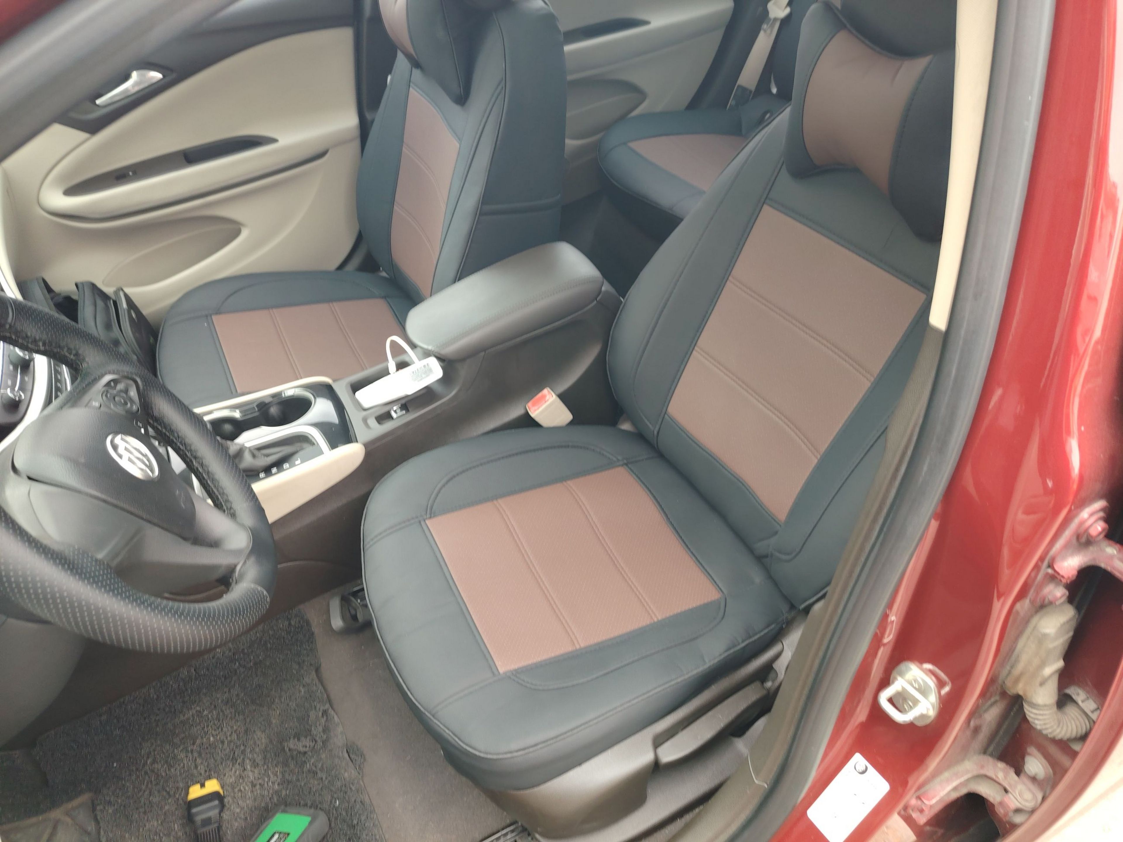 المقاعد الأمامية داخل السيارة