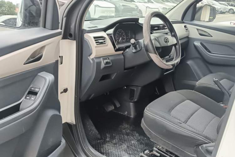 Used SAIC MAXUS EV30 2023 Pure-Electric Smart Logistics Expert with Long Wheelbase Guoxuan
